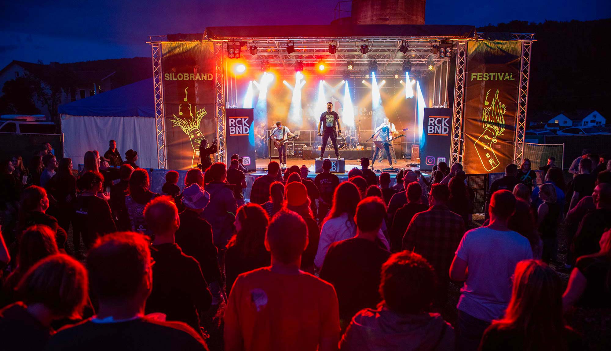 Festivalbegeisterte haben sich Ende Juli im kleinen Dorf Wichte beim Silobrand Festival von zahlreichen Bands und DJs begeistern lassen.